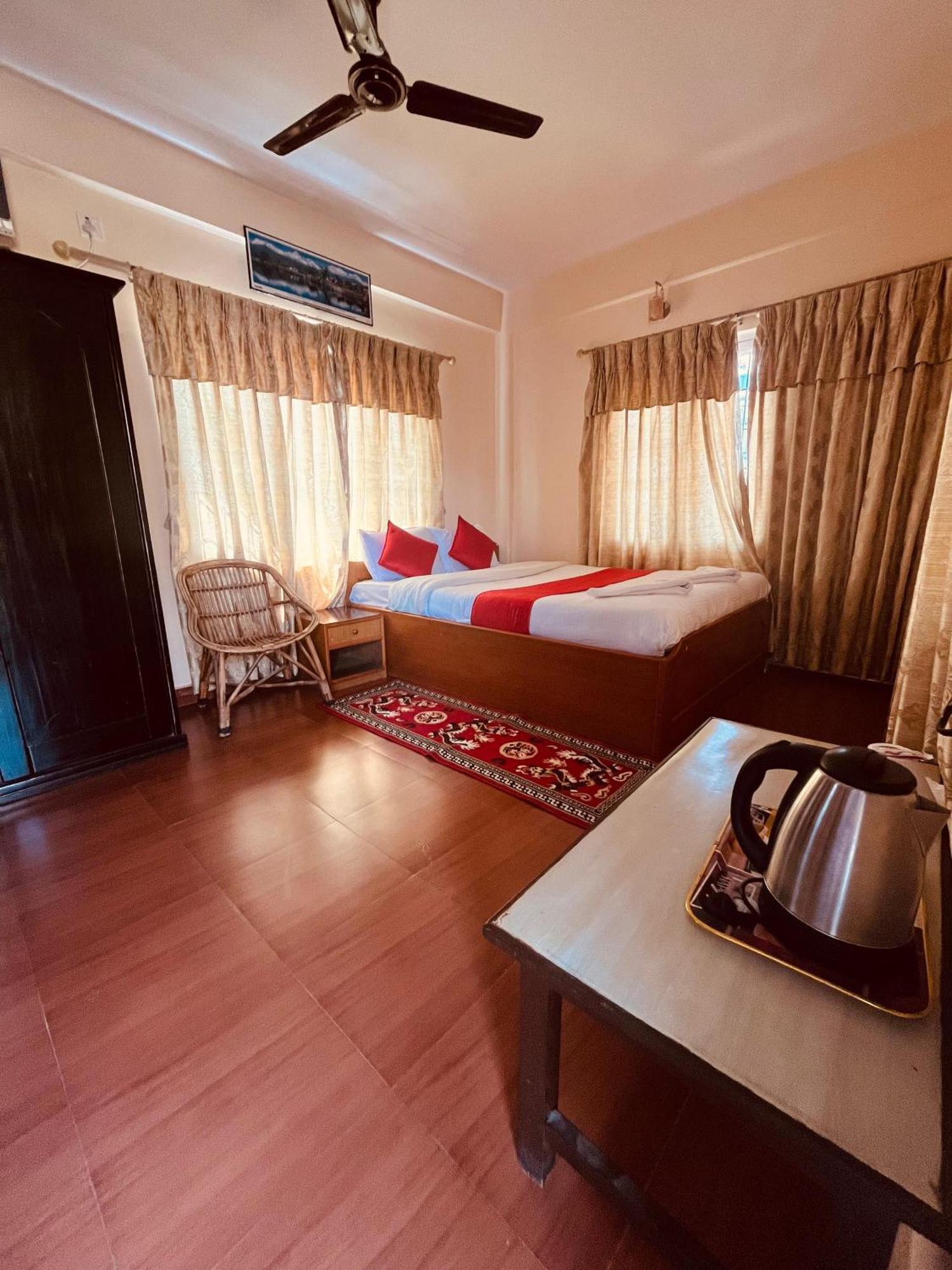 Hotel Global Inn Pokhara Bagian luar foto