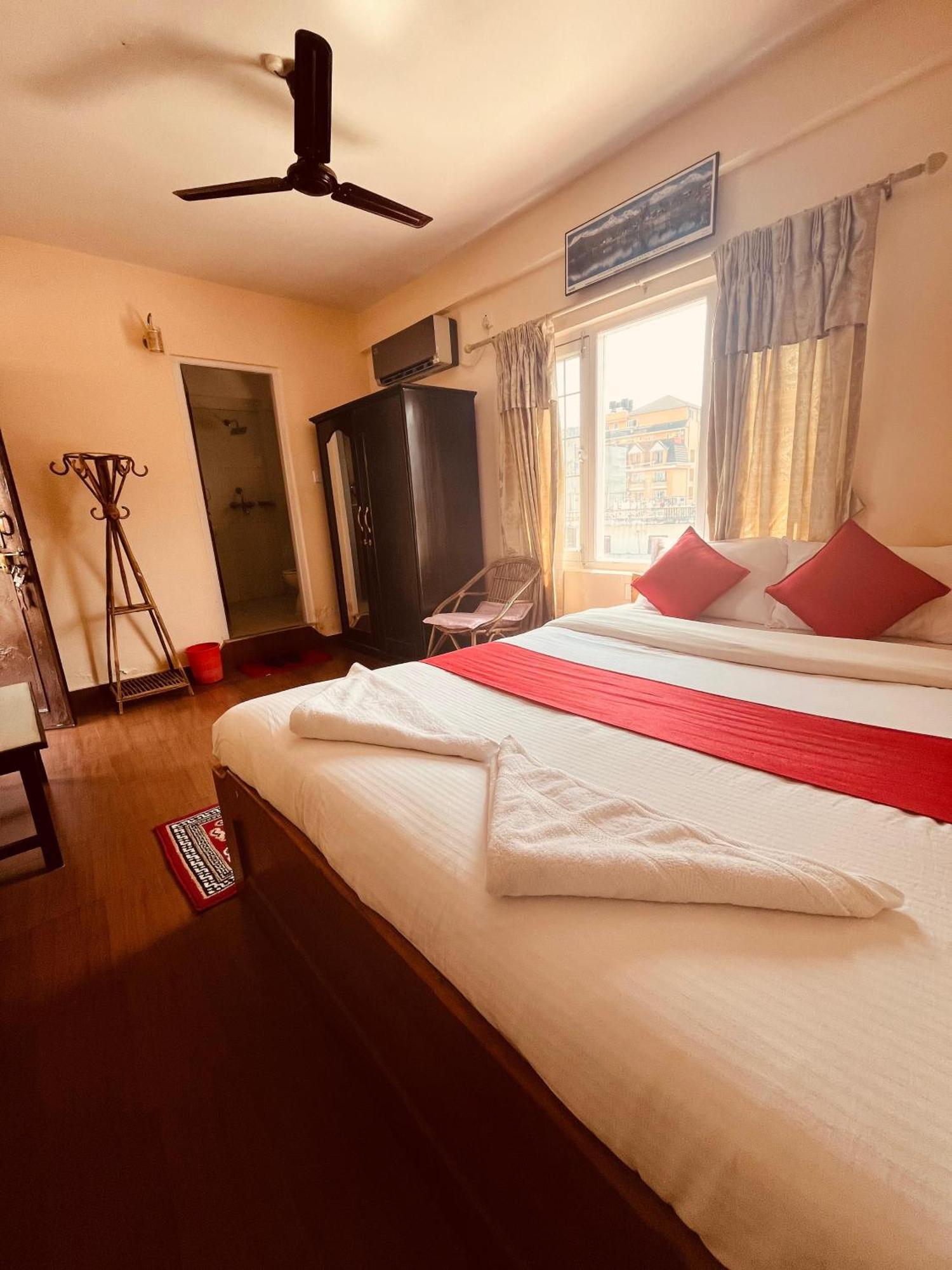 Hotel Global Inn Pokhara Bagian luar foto